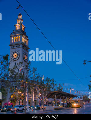 Straßenbahn auf Embarcadero vor dem Ferry Building Marketplace, San Francisco, Kalifornien Stockfoto