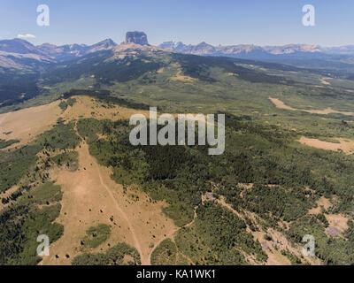 Luftaufnahme zu westlich von Chief Mountain und der Rocky Mountain Front von oberhalb der Chief Mountain Highway (Mt 17), Glacier County, Montana, USA Stockfoto