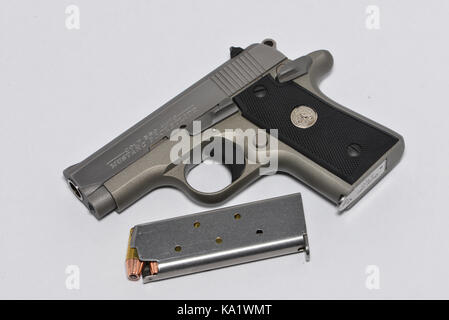 Eine geladene Colt Mustang .380 pocket Pistole mit einem extra Magazin voller jacketed Hollow point Bullets. Stockfoto