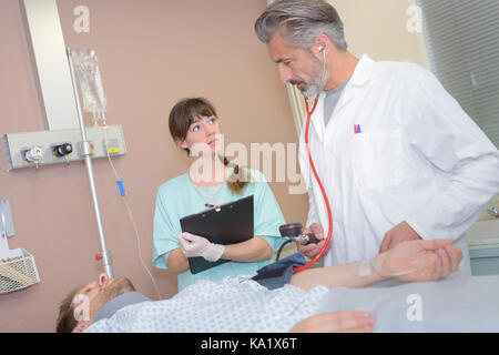 Arzt und Krankenschwester, Patienten einchecken Puls Stockfoto