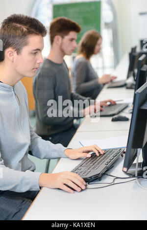 Gruppe Studenten die Teilnahme an einem Computer klasse Stockfoto