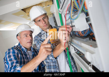 Digitales Multimeter Messen der Spannung Stockfoto