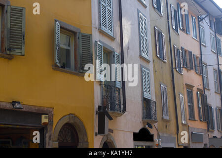 Vielen Fenstern. Mittelalterliche Fassade. Fensterläden. Italien architektonischen Stil Stockfoto