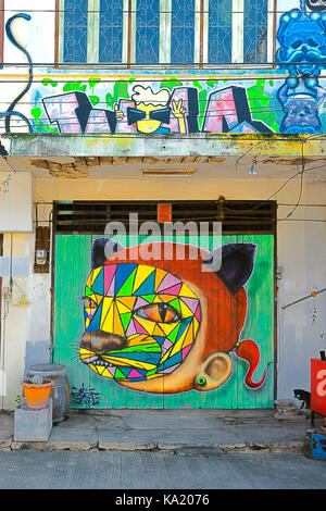 Graffiti-Cat-Thema. Ratchaburi, Thailand, Jan 21, 2017: Lokale Streetart, Graffiti an der Wand, Türen und Fenster sowie Reihenhäuser. Stockfoto