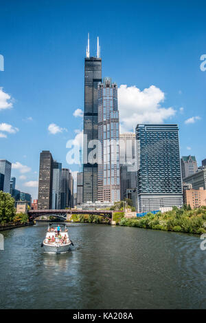 Skyline von Chicago und Willis-Sear Turm von den Chicago Fluss gesehen Stockfoto