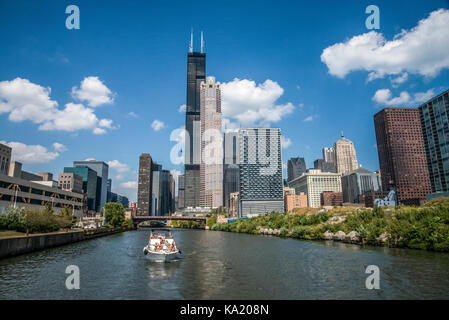 Skyline von Chicago und Willis-Sear Turm von den Chicago Fluss gesehen Stockfoto