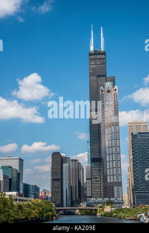 Skyline von Chicago und Willis-Sear Turm von den Chicago Fluss gesehen Stockfoto