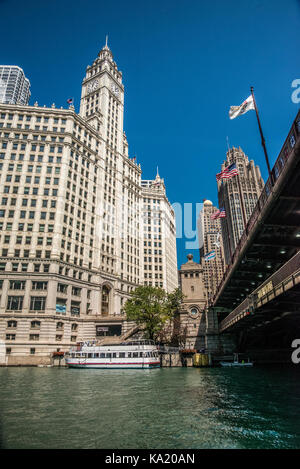 Skyline von Chicago und Wrigley Gebäude von den Chicago Fluss gesehen Stockfoto