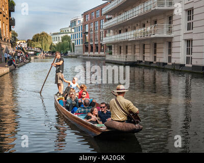 Touristische Stocherkahn auf dem Grand Union Canal Camden Lock London UK Stockfoto