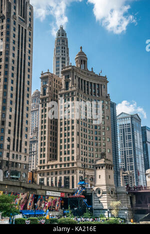 Chicago City Skyline und London House 360 Hotel von den Chicago Fluss gesehen Stockfoto