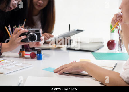 Kreative Menschen mit Kamera für Interview job in Creative Office mit Vintage Ton. Stockfoto