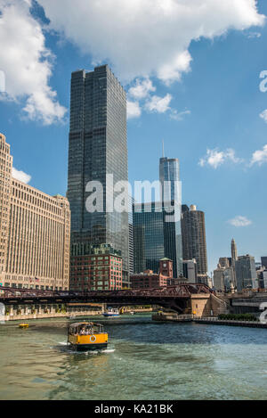 Skyline von Chicago und am Wasser von den Chicago Fluss gesehen Stockfoto