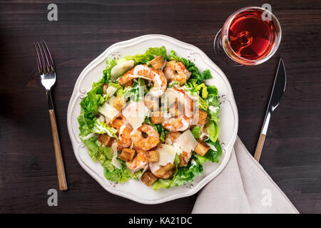 Overhead Foto von Garnelen Caesar Salat mit Rose Wein Stockfoto