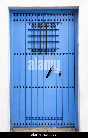 Typische andalusische blaue Tür auf weißen Fassade Stockfoto