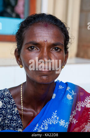 Ländliche Bewohner im täglichen Leben. Closeup Portrait eines dunkelhaeutigen indische Frau wartet am Ufer des Mann-Fischer... Chowara, Kerala Stockfoto