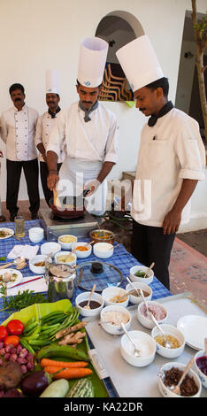 Koch-indischen Restaurant zeigen einen Master Class auf die ayurvedische Küche. Chowara, Kerala, im Südwesten Indiens. Stockfoto