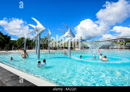 Menschen schwimmen im Esplanade Lagoon, Cairns, Far North Queensland, FNQ, QLD, Australien Stockfoto