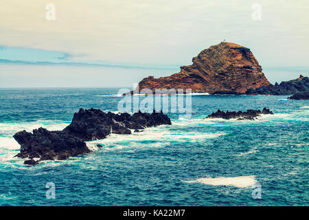 Churning Meer auf der Insel Madeira mit Felsen und Wellen Stockfoto