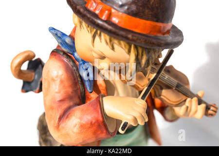 Goebel Hummel Produkte. Keramik Figur wenig Fiddler-Black Hat Stockfoto