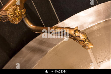 Einzigartige messing Wasserhahn - Innenbereich der Sauna Stockfoto