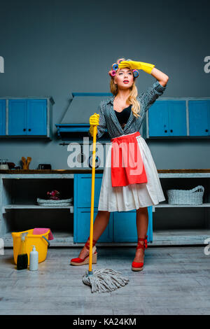Hausfrau wischen Boden Stockfoto