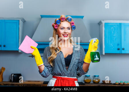 Hausfrau mit rag und Sprühen Stockfoto