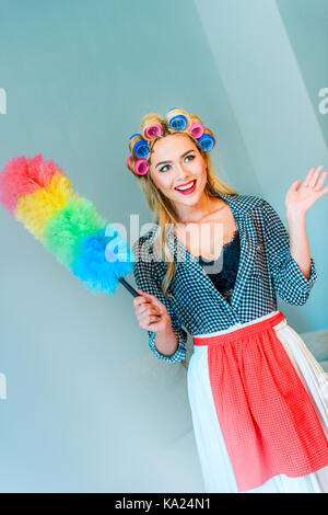 Frau Reinigung mit Duster Stockfoto