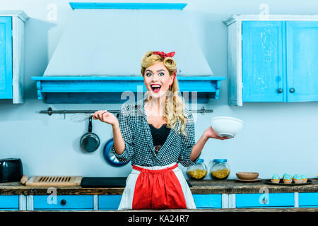 Hausfrau in Küche Stockfoto