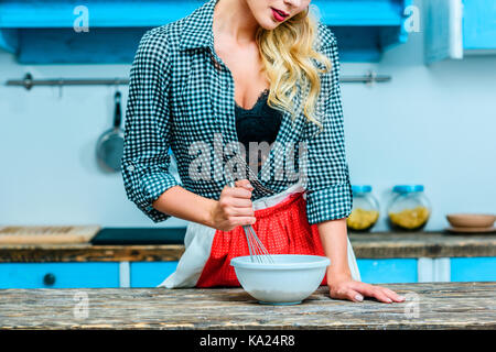 Hausfrau in Küche Stockfoto