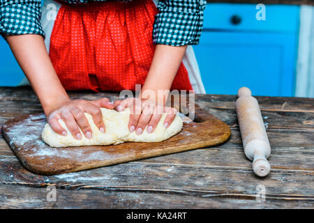 Frau kneten den Teig Stockfoto