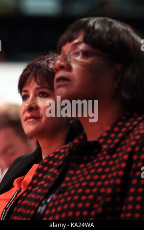 Laura Alvarez, Ehefrau von Arbeiterführer Jeremy Corbyn (links) sitzt weiter home Sekretärin Diane Abbott zu Schatten, da sie sich auf die Reden von der Labour Party, jährliche Konferenz an der Brighton Centre, Brighton hören. Stockfoto