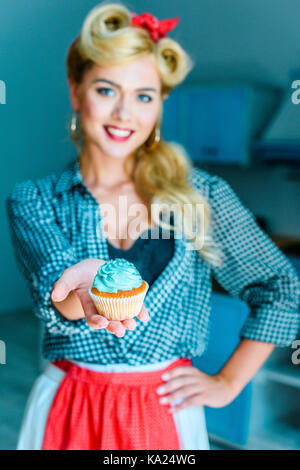 Pin-up-Girl mit Cupcake Stockfoto