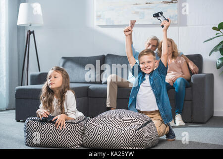 Kinder spielen video game Stockfoto