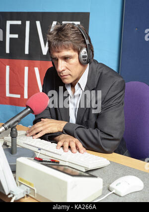 John Inverdale fotografiert bei der BBC Five Live Studio Stockfoto