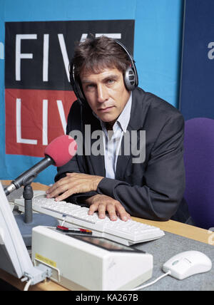 John Inverdale fotografiert bei der BBC Five Live Studio Stockfoto