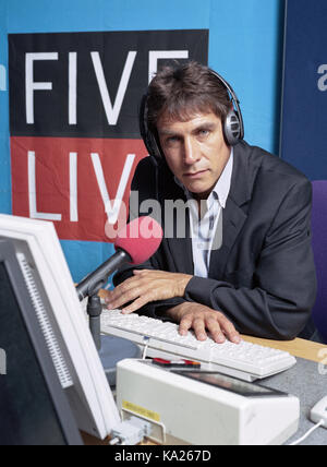 John Inverdale fotografiert bei der BBC Five Live Studio Stockfoto