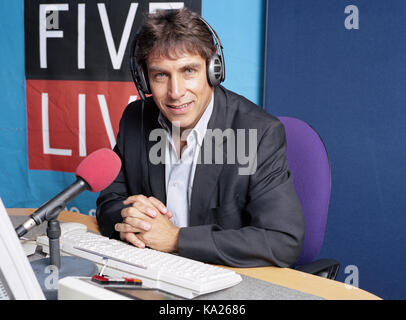 John Inverdale fotografiert bei der BBC Five Live Studio Stockfoto