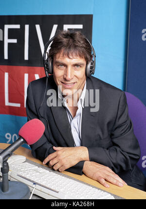 John Inverdale fotografiert bei der BBC Five Live Studio Stockfoto