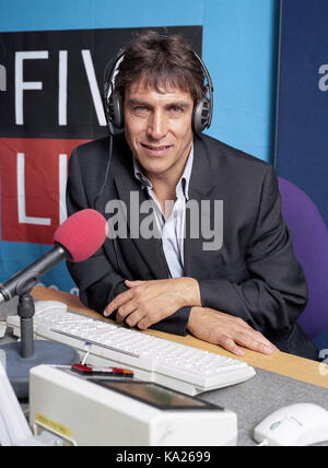 John Inverdale fotografiert bei der BBC Five Live Studio Stockfoto