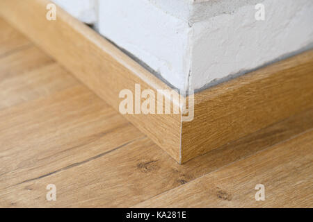 Holzboden Sockel. Details im Innenraum. Loft-stil Stockfoto