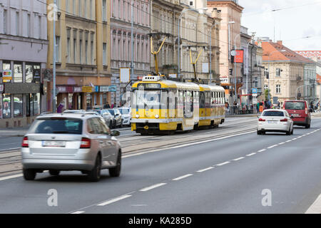 Pilsen, Tschechische Republik - 16. August 2017: Ausführen einer gelben Straßenbahn im Stadtverkehr Stockfoto