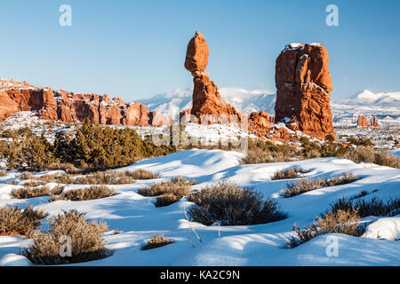 Ausgewogene Rock und Schneelandschaft, Arches-Nationalpark, Moab, Utah, USA Stockfoto