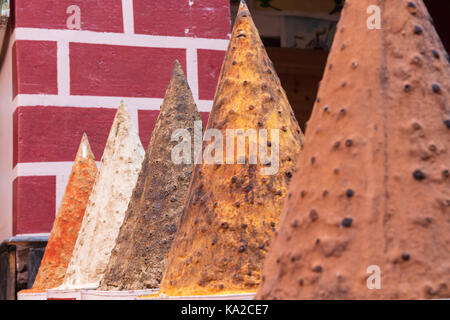 Kräuter und Gewürze für den Verkauf in der Medina in Marrakesch, Marokko Stockfoto