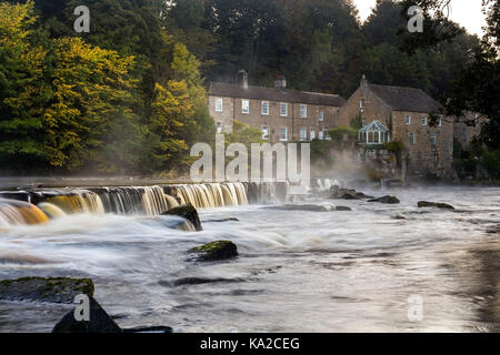 Nebel steigt aus dem Fluss Tees in Mühle fällt in Barnard Castle auf einem kühlen Herbstmorgen, Teesdale, County Durham, UK Stockfoto