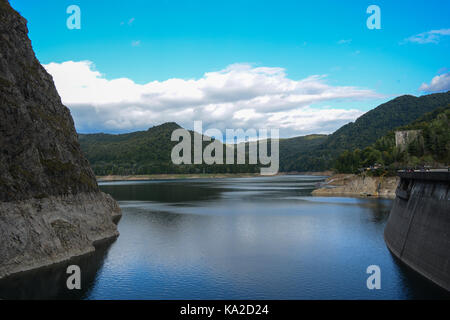 Der See und Damm Vidraru in Arges land, Rumänien Stockfoto