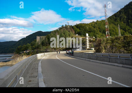 24. September 2017 - Arges in Rumänien. Menschen auf dem See Vidraru Damm, in Rumänien. Stockfoto