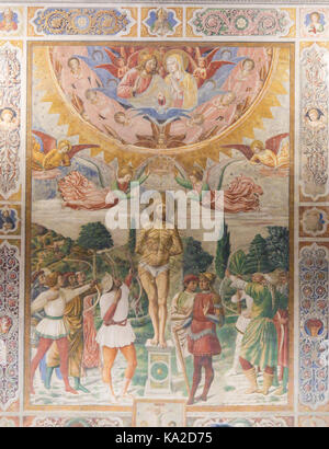 Fresko das Martyrium des Hl. Sebastian von Benozzo Gozzoli (1465) in der Collegiata von San Gimignano, Italien. Stockfoto