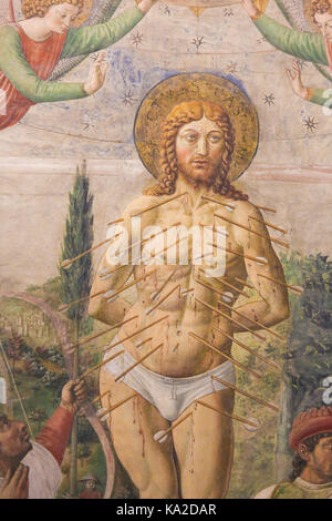 Fresko das Martyrium des Hl. Sebastian von Benozzo Gozzoli (1465) in der Collegiata von San Gimignano, Italien. Stockfoto