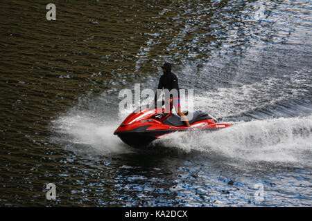 24. September 2017 - Arges in Rumänien. Ein Kerl fahren eines Jetski auf dem Wasser Stockfoto