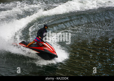 24. September 2017 - Arges in Rumänien. Ein Kerl fahren eines Jetski auf dem Wasser Stockfoto